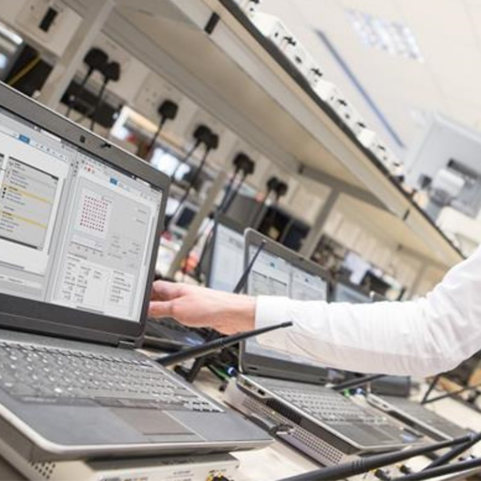 A row of laptops running LabVIEW and GNU Radio support