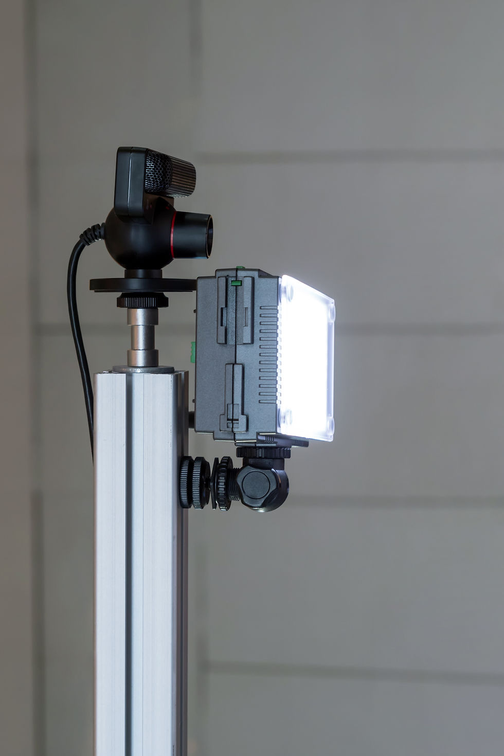Machine vision with front lighting for illuminating region of interest during volumne measurements.